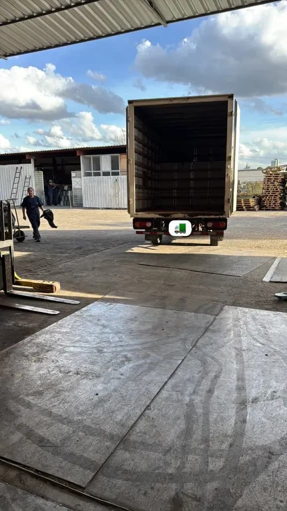 Baú aberto de caminhão preparado para carregar uma mudança